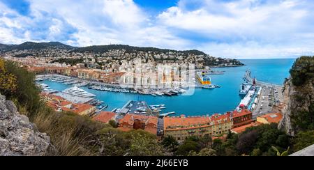 Nice, France - avril 3 2022 - vue d'ensemble des bateaux en attente d'une voile dans le port de Lympia (porte de Nice Lympia) avec un très gros navire Banque D'Images