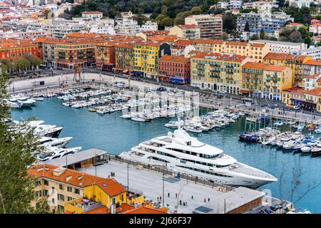 Nice, France - avril 3 2022 - vue d'ensemble des bateaux en attente d'une voile dans le port de Lympia (porte de Nice Lympia) avec un très gros navire Banque D'Images