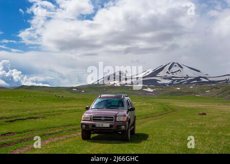 Fahrt mit Gelaendefahrzeug durch die Hochebène des Ktsia Tabatskuri Reservat, UICN Schutzgebiet, Naturschutzgebiet, Georgi Banque D'Images