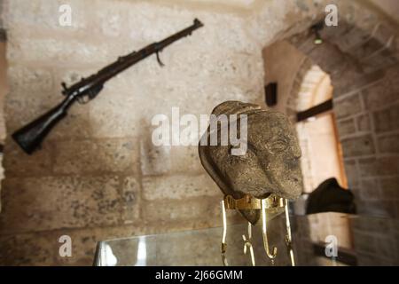 Une statue en pierre portant la Cananéenne (Anah), la déesse de l'amour et de la beauté ainsi que la déesse de la guerre, est visible au musée du Palais 'Al-Basha', au centre de la ville de Gaza. Une statuette en pierre nouvellement découverte de plus de 4 500 ans représentant la face d'une ancienne déesse selon le ministère des Antiquités et du Tourisme à Gaza la statue en pierre qui a inscrit la déesse cananéenne (Anah), la déesse de l'amour et de la beauté ainsi que la déesse de la guerre, Et son personnage est proéminent dans la 'mythologie' de la foi cananéenne, elle est appelée la Vierge, la victorieuse et heureuse Banque D'Images