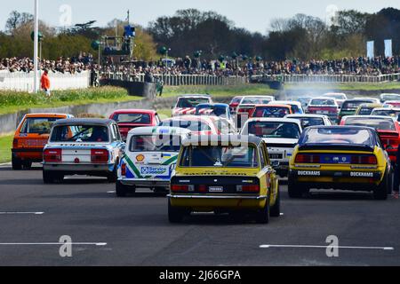 Vue du départ depuis l'arrière de la grille, Gerry Marshall Trophée, course de plus de 45 minutes pour deux pilotes avec un arrêt de fosse obligatoire, pour le Groupe 1 s. Banque D'Images