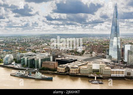 Le HMS Belfast et le Shard à Londres, vus depuis le bâtiment Walkie Talkie. Banque D'Images