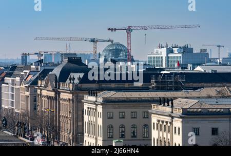 Vue depuis la terrasse sur le toit du Palais de la ville jusqu'au dôme du Reichstag et du Musée allemand de Berlin, Allemagne Banque D'Images