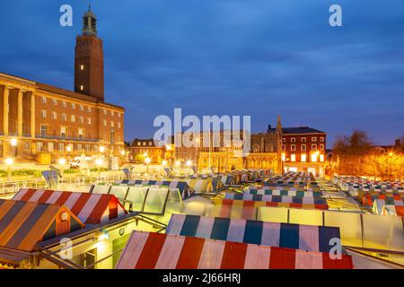 Dawn à Norwich Market, Norfolk, Angleterre. Banque D'Images