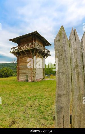 Limes BEI Lorch, Teil des UNESCO Welterbes Obergermanische-Raetischer limes, rekonstruierten roemischen Wachturm, Holzpalisade, Grenzweg, einstiger Banque D'Images