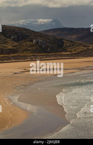 Plage de Torrisdale avec Ben Loyal à l'intérieur des terres, Sutherland Banque D'Images