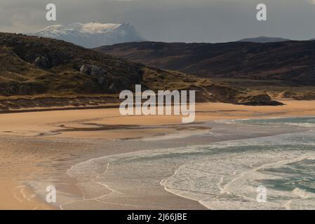 Plage de Torrisdale avec Ben Loyal à l'intérieur des terres, Sutherland Banque D'Images