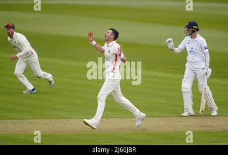 James Anderson (au centre) du Lancashire réagit après avoir bouloonné une balle pendant le premier jour du LV= Insurance County Championship Match à l'Ageas Bowl, Hampshire. Date de la photo : jeudi 28 avril 2022. Banque D'Images