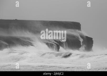 Mer de tempête à Marwick Head, aux îles Orcades Banque D'Images