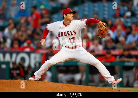 Le pichet des Anges de Los Angeles Shohei Ohtani (17) lance le ballon lors d'un match de la saison régulière de la MLB contre les Gardiens de Cleveland, le mercredi 27T avril Banque D'Images