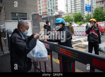 Pékin, Chine. 28th avril 2022. Un résident ramasse des parcelles à la porte d'une communauté du district de Chaoyang, à Beijing, capitale de la Chine, le 28 avril 2022. Au cours de la dernière résurgence des infections à COVID-19 à Beijing, des personnes de différents horizons se sont jointes à la lutte contre le coronavirus, travaillant contre la montre pour offrir un soutien généreux. Credit: Chen Zhonghao/Xinhua/Alay Live News Banque D'Images