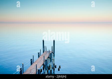Abendstimmung ueber dem Bodensee mit Badesteg zum See, Horn im Kanton Thurgau, Suisse Banque D'Images