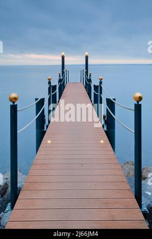 Blaue Abendstimmung ueber dem Bodensee mit beleuchteem Badesteg zum See, Horn im Kanton Thurgau, Suisse Banque D'Images