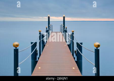 Blaue Abendstimmung ueber dem Bodensee mit beleuchteem Badesteg zum See, Horn im Kanton Thurgau, Suisse Banque D'Images