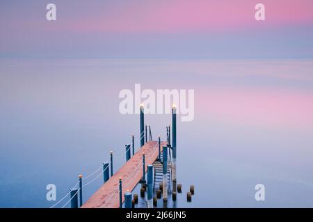 Rosa Abendstimmung ueber dem Bodensee mit beleuchteem Badesteg zum See, Horn im Kanton Thurgau, Schweiz Banque D'Images