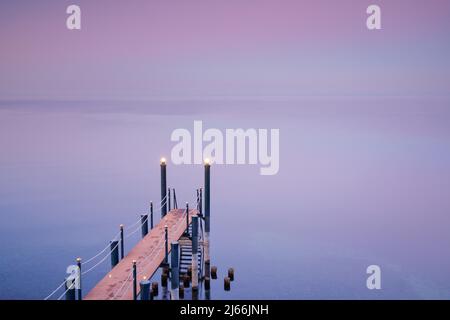 Rosa-violette Abendstimmung ueber dem Bodensee mit beleuchteem Badesteg zum See, Horn im Kanton Thurgau, Schweiz Banque D'Images