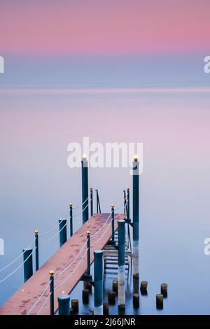 Rosa Abendstimmung ueber dem Bodensee mit beleuchteem Badesteg zum See, Horn im Kanton Thurgau, Schweiz Banque D'Images