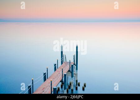 Abendstimmung ueber dem Bodensee mit Badesteg zum See, Horn im Kanton Thurgau, Suisse Banque D'Images