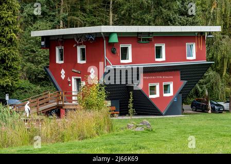 DAS tolle Haus am Edersee, auf dem Kopf stehendes Wohnhaus, steht vekehrt herum auf dem Dach, Museum, Ausflugsziel, Touristenrattraktion, Edertal Banque D'Images