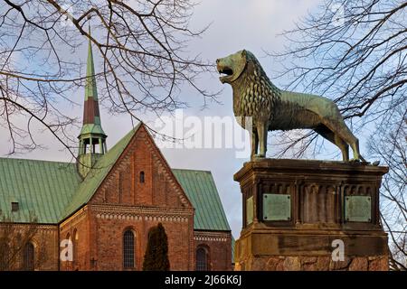 Ratzeburger Dom mit Standbild Braunschweiger Loewe, Ratzeburg, Schleswig-Holstein, Allemagne Banque D'Images