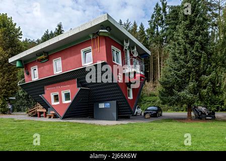 DAS tolle Haus am Edersee, auf dem Kopf stehendes Wohnhaus, steht vekehrt herum auf dem Dach, Museum, Ausflugsziel, Touristenrattraktion, Edertal Banque D'Images