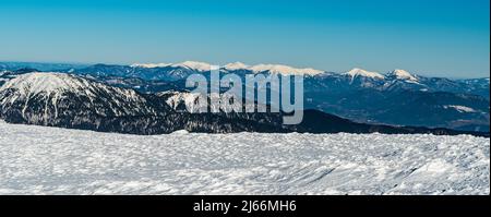 Krivanska Mala Fatra montagnes du sentier de randonnée entre sedlo Durkovej et la colline de Chabenec dans les montagnes Nizke Tatry en Slovaquie pendant l'hiver matin W Banque D'Images