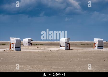 Impressionen von der Insel Borkum - Nordstrand beim Dünenbudje mit vier weißen Strandkörben. Banque D'Images