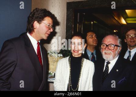 Hans Joachim Flebbe, Direktor der CinemaxX-Kino GmbH, Geraldine Chaplin und Sir Richard Attenborough BEI der Premiere des films 'Chaplin', Allemagne 1992. Banque D'Images