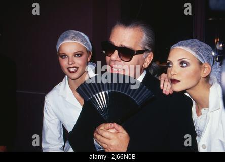 Karl Lagerfeld, deutscher Modeschöpfer, mit models BEI einer Modenschau des Hauses Chanel à Paris, Frankreich UM 1993. Banque D'Images