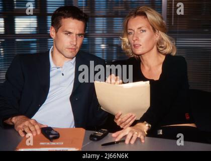 Maria Furtwängler, deutsche Sauspielerin und Ärztin, mit dem britischen Sauspieler Alistair Appleton BEI Dreharbeiten zum Fernsehfilm « ie achte Todsünde: Gespensterjagd », Deutschland 2000. Banque D'Images