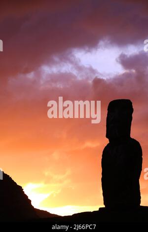 L'une des 15 statues Moai gigantesques de la plate-forme de cérémonie AHU Tongariki contre le ciel incroyable de lever du soleil, l'île de Pâques, le Chili, l'Amérique du Sud Banque D'Images