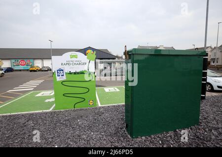 Lidl Supermarket car Park, Montrose, Angus, Écosse, Royaume-Uni. Installation d'un point de chargement de véhicule électrique dans le parking, en cours d'installation avec couvercle sur le chargeur, dites « chargement de véhicule électrique bientôt disponible » Banque D'Images