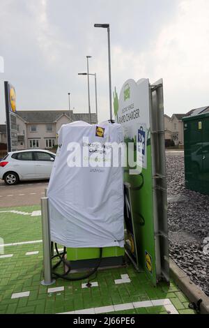 Lidl Supermarket car Park, Montrose, Angus, Écosse, Royaume-Uni. Installation d'un point de chargement de véhicule électrique dans le parking, en cours d'installation avec couvercle sur le chargeur, dites « chargement de véhicule électrique bientôt disponible » Banque D'Images