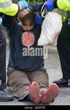 Kent, Royaume-Uni. 28 avril 2022 des manifestants de Just Stop blocus pétrolier le garage BP de Clacket Lane Services le M25. La police arrive pour dégluer et arrêter tous les manifestants. Crédit : Denise Laura Baker/Alay Live News Banque D'Images