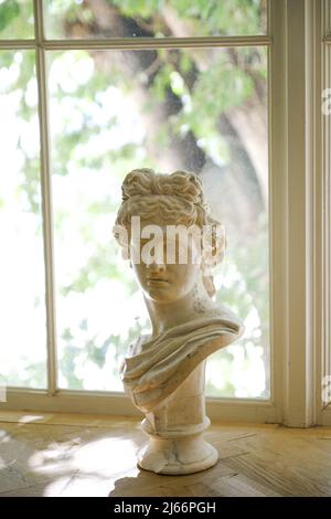 Une ancienne sculpture de plâtre d'un homme sur une table. Portrait, le visage d'un homme. Le concept d'une œuvre d'art, de créativité. Banque D'Images