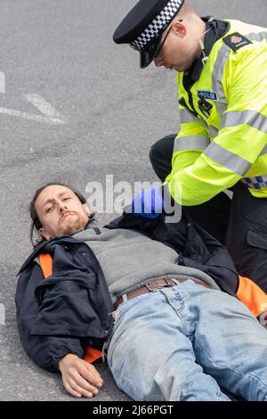 Kent, Royaume-Uni. 28 avril 2022 des manifestants de Just Stop blocus pétrolier le garage BP de Clacket Lane Services le M25. La police arrive pour dégluer et arrêter tous les manifestants. Crédit : Denise Laura Baker/Alay Live News Banque D'Images