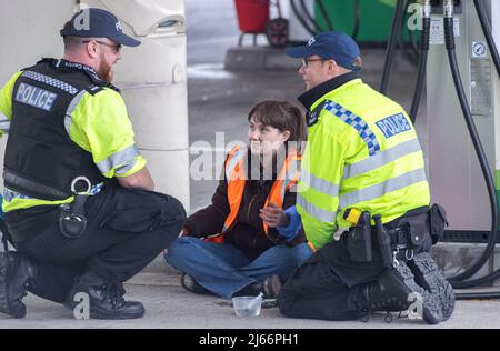 Kent, Royaume-Uni. 28 avril 2022 des manifestants de Just Stop blocus pétrolier le garage BP de Clacket Lane Services le M25. La police arrive pour dégluer et arrêter tous les manifestants. Crédit : Denise Laura Baker/Alay Live News Banque D'Images