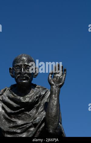 Une statue de bronze du chef indien Mahatma Gandhi se dresse le long du front de mer est à San Francisco, Californie. Banque D'Images
