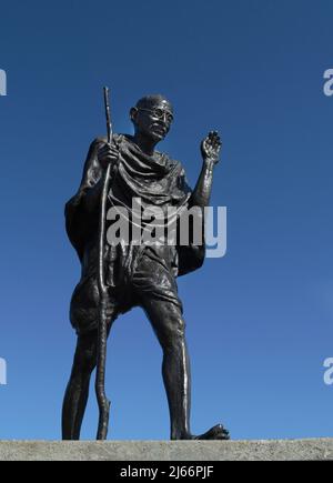 Une statue de bronze du chef indien Mahatma Gandhi se dresse le long du front de mer est à San Francisco, Californie. Banque D'Images
