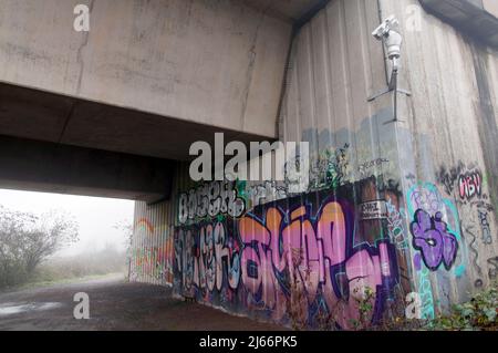 Graffiti sur un passage inférieur, Ely Trail, Cardiff Banque D'Images