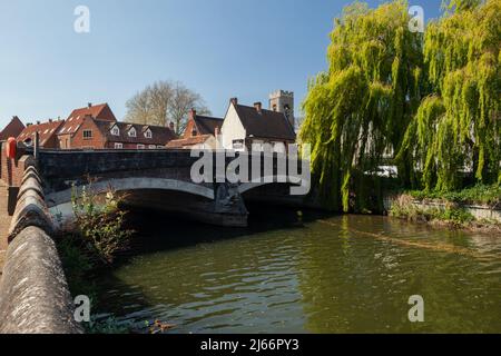 Après-midi de printemps au pont Fye, au-dessus de la rivière Wensm, à Norwich, Norfolk, Angleterre. Banque D'Images
