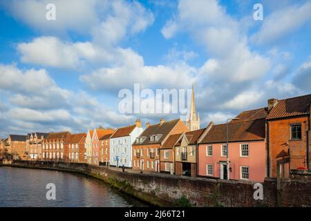 Après-midi de printemps sur le bord de la rivière à Norwich, Norfolk, Angleterre. Banque D'Images