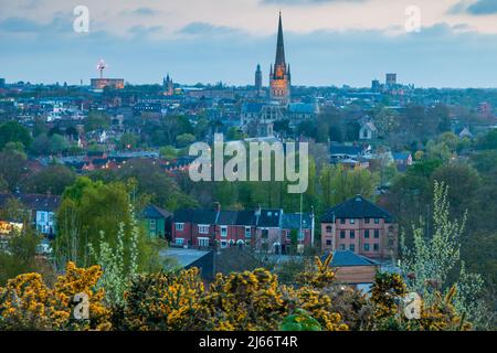 La nuit tombe à Norwich, Norfolk, Angleterre. Banque D'Images