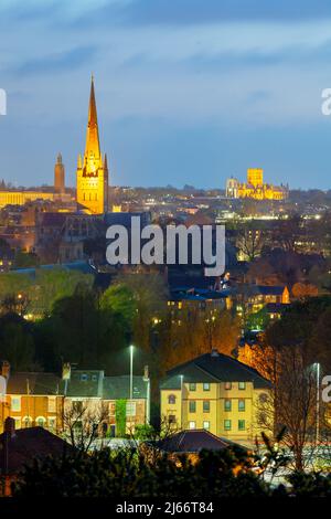 La nuit tombe dans la ville de Norwich, Norfolk, Angleterre. Banque D'Images