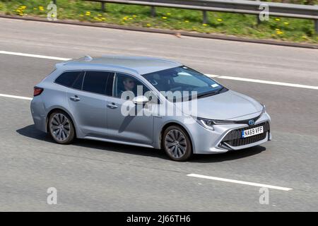 2019 gris Toyota Corolla Excel HEV CVT 122 VVT-H démarrage/arrêt 1798cc Hybrid Electric Estate conduite sur l'autoroute M61, Royaume-Uni Banque D'Images