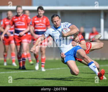 Kingston upon Hull, Angleterre -23rd avril 2022 - Jacob Miller de Wakefield Trinity marque un essai malgré l'attaque de Jimmy Keinhorst (18) de Hull Kingston Rovers. Rugby League Betfred Super League Round 10 Hull Kingston Rovers vs Wakefield Trinity au Sewell Craven Park Stadium, Kingston upon Hull, Royaume-Uni Dean Williams Banque D'Images