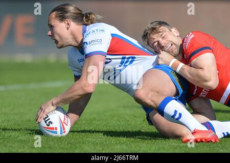 Kingston upon Hull, Angleterre -23rd avril 2022 - Jacob Miller de Wakefield Trinity marque un essai malgré l'attaque de Jimmy Keinhorst (18) de Hull Kingston Rovers. Rugby League Betfred Super League Round 10 Hull Kingston Rovers vs Wakefield Trinity au Sewell Craven Park Stadium, Kingston upon Hull, Royaume-Uni Dean Williams Banque D'Images