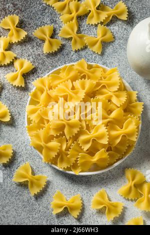 Pâtes Farfalle à noeud italien sec prêtes à cuire Banque D'Images