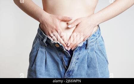 femme tenant le ventre avec des douleurs abdominales ou de période Banque D'Images