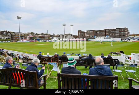 Hove UK 28th avril 2022 - les spectateurs regardent Sussex jouer Durham le premier jour de leur LV= Insurance County Championship Match au 1st Central County Ground à Hove . : Crédit Simon Dack / Alamy Live News Banque D'Images